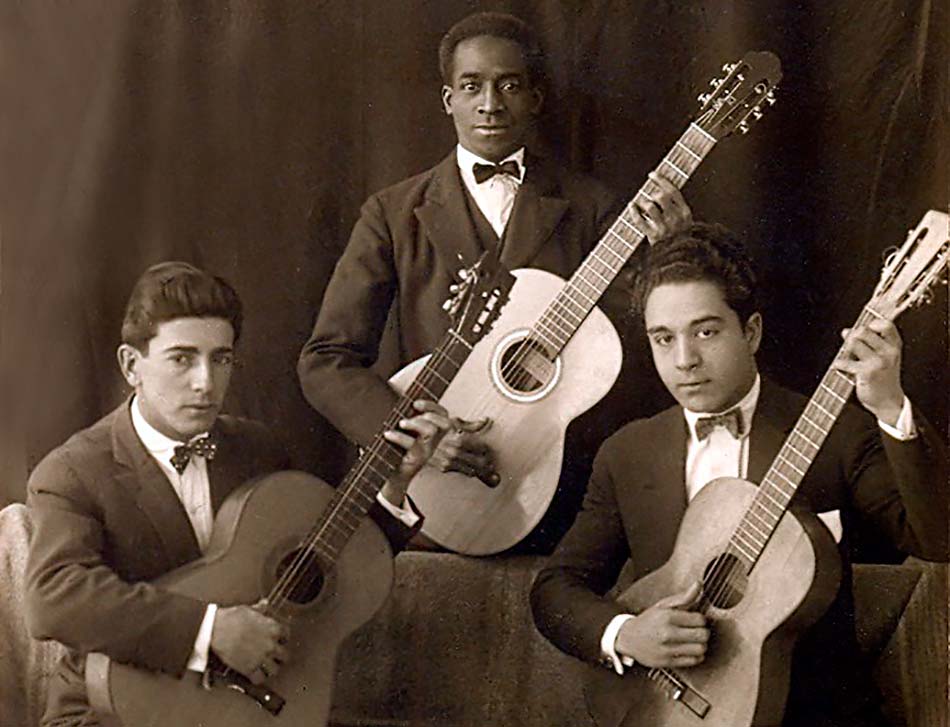 Al centro Jose Delgado afroporteno guitarrista y zapateador de jazz. Buenos Aires ca. 1930 Col. Maria del Carmen Obella Lorena Palomino