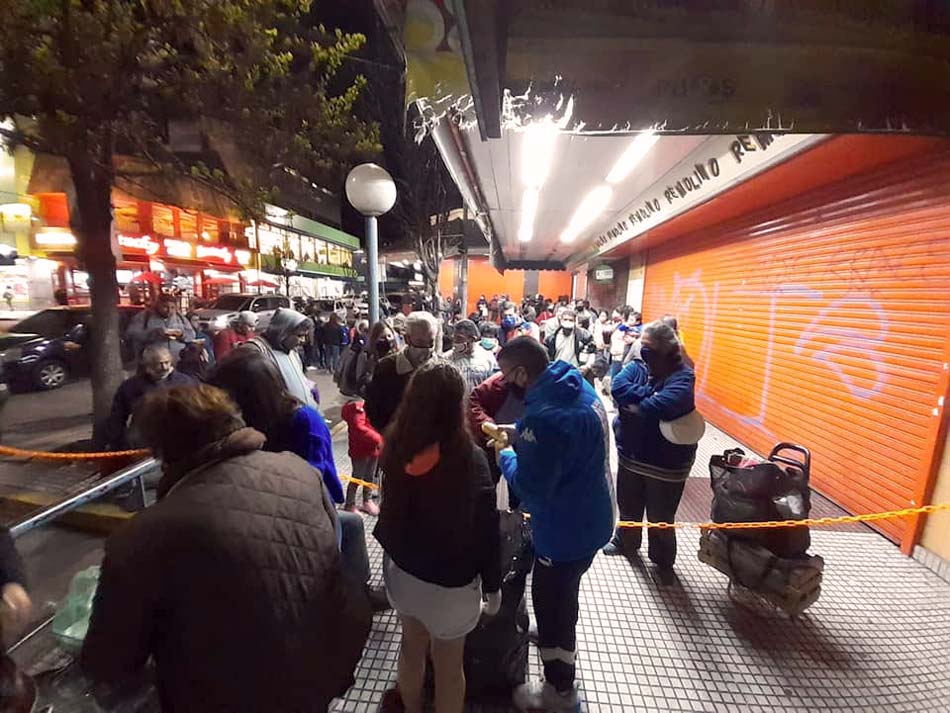 Personas frente a la Plaza La Roche