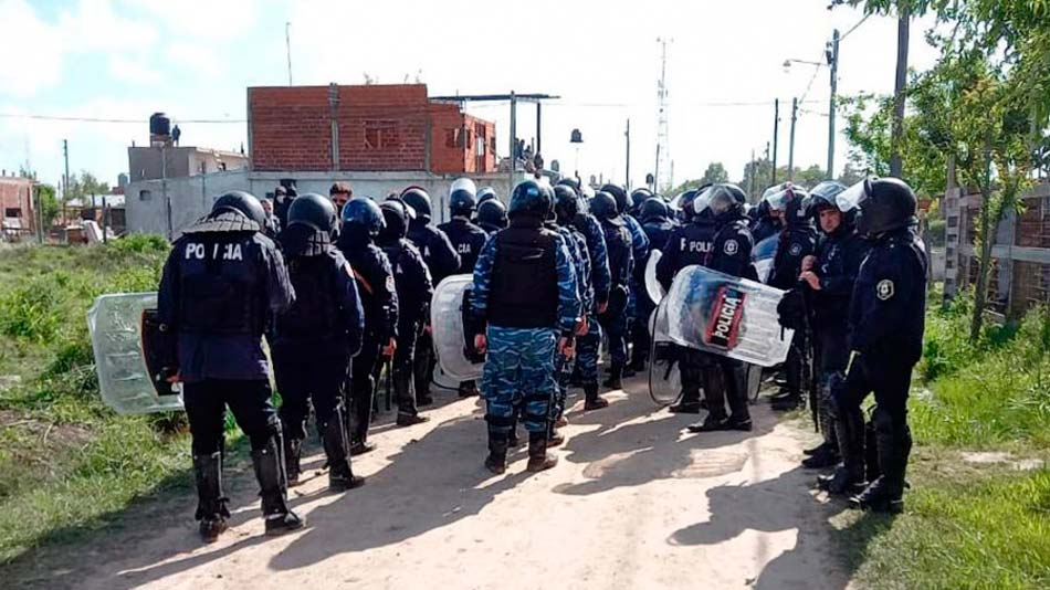 Ciudad evita: Violento desalojo de la policia en visperas de Navidad - Nota Al Pie