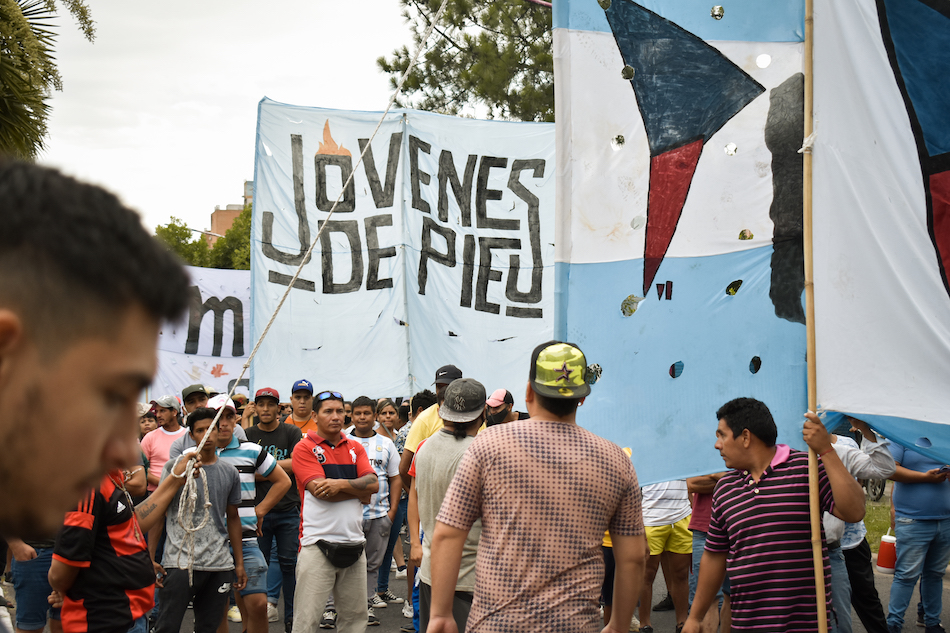 Foto 3 Las banderas de Jovenes de Pie escoltando el recorrido hacia la plaza 25 de mayo. Credito Agustin Sotelo. Bruno Zamparo
