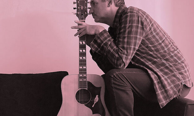 Javier García  y su guitarra acústica en un viaje reflexivo en su última producción