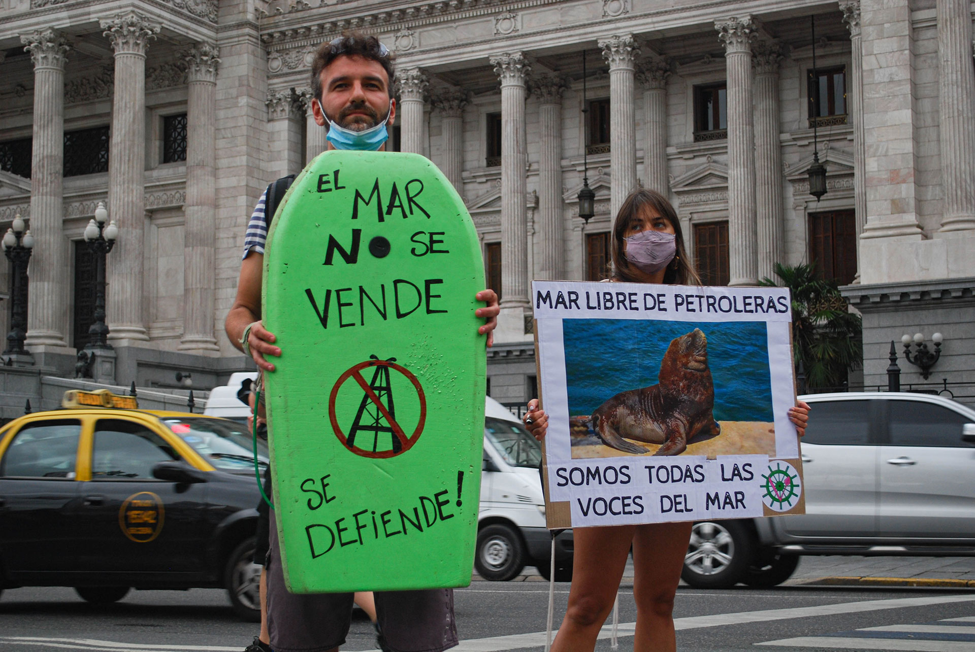 Bajo el lema “El mar no se vende, se defiende”, cientos de personas se congregaron en plaza Congreso frente al multitudinario edificio parlamentario argentino. 