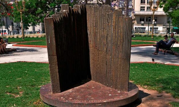 Memoria Activa denunció la vandalización de un monumento a las víctimas del atentado a la AMIA