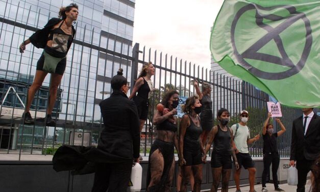 La organización ecologista Extinction Rebellion (XR) realizó una protesta enfrente de las oficinas de Equinor