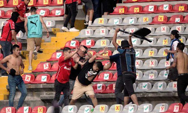 México: hinchas de fútbol generaron una batalla campal que dejó al menos 17 muertes