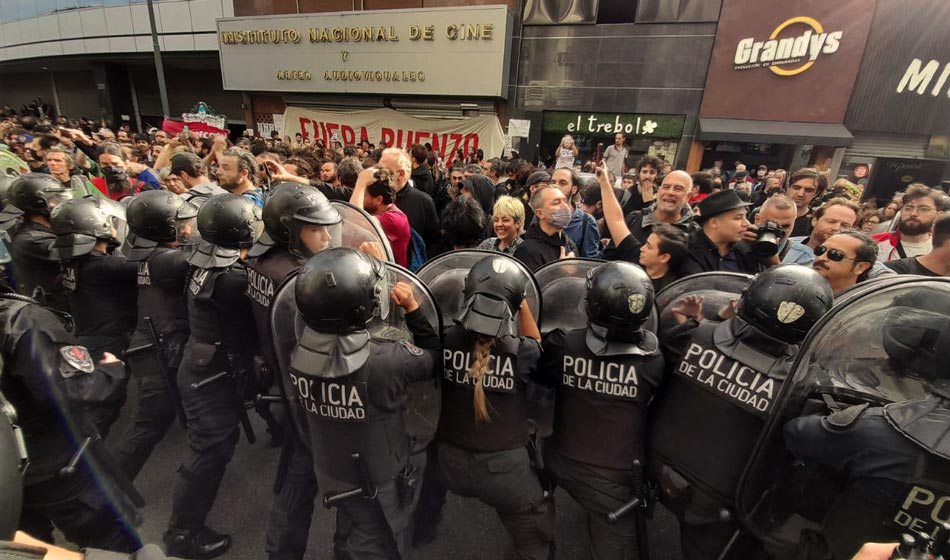 Represión frente al INCAA: ¿cuáles son los reclamos? 3 INCAA