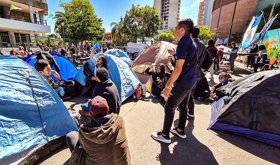 Multitudes de manifestantes acampando alrededor de la Plaza 25 de Mayo