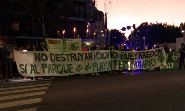 Marcha de antorchas: la lucha de les vecines de Caballito contra el parque lineal