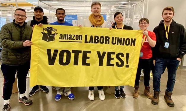 Trabajadores de Amazon en Estados Unidos logran aprobar el primer sindicato de la empresa