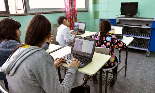 ¿Cómo es el acceso a la tecnología en las escuelas públicas?
