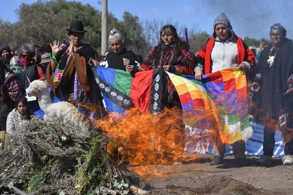 Una ceremonia indígena inauguró el Encuentro Plurinacional y disidente 1 Encuentro Plurinacional
