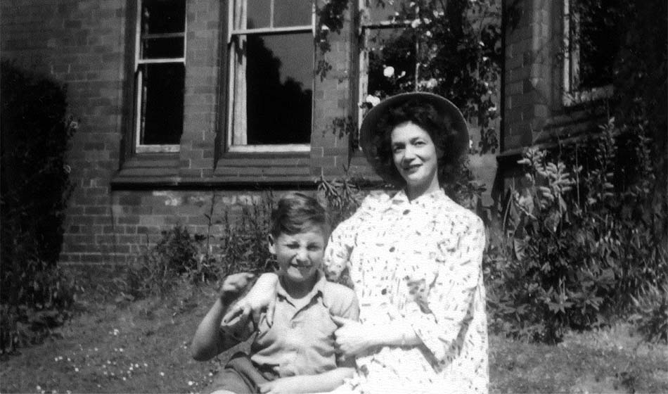1.John Lennon y su madre Credito Stanley Parkes