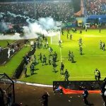 Batalla campal y 174 muertos en un partido de fútbol en Indonesia