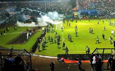 Batalla campal y 174 muertos en un partido de fútbol en Indonesia
