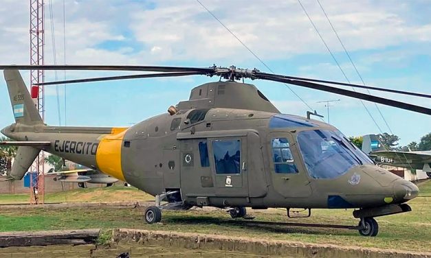 Prefectura donó un helicóptero Puma veterano de Malvinas a un Museo