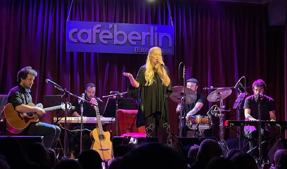 1. La cantante Silvina Garré presenta su parte de su historia musical y de amigos en el Café Berlín. – crédito Carla Valeria Lauria Cristian Dominguez