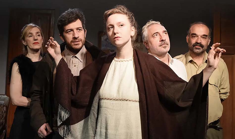 3. Un elenco de cinco artistas en total entrega construyen con solvencia personajes en situaciones que entretienen y desafían a la platea. – crédito @parecenlapices Cristian Dominguez