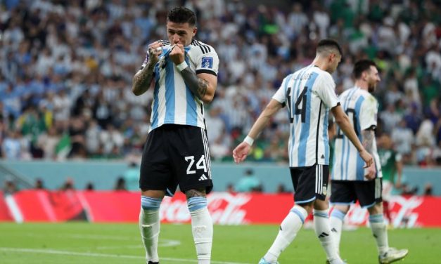 Argentina venció 2-0 a México y sueña con la clasificación a octavos