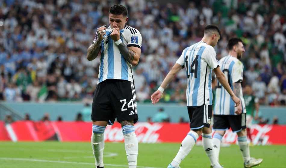 Argentina venció 2-0 a México y sueña con la clasificación a octavos