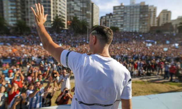 Mar del Plata recibió a su  primer campeón mundial, el Dibu Martínez