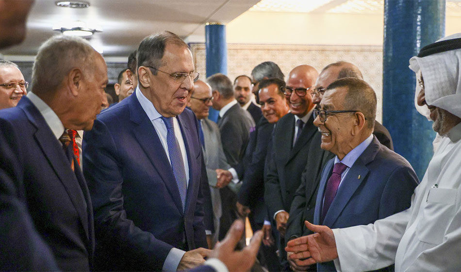 1. Serguei Lavrov saludando al Secretario General de La Liga Arabe en El Cairo Credito AP Manu DUrbano