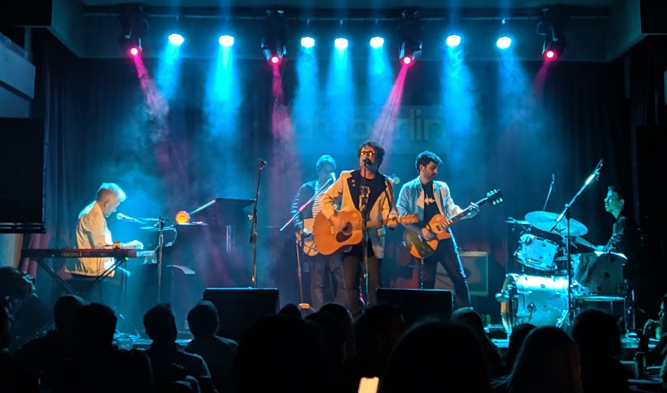 1. Un show musical a puro talento de Mauro Conforti y su banda en el Cafe Berlin. credito Cristian Dominguez Cristian Dominguez 1