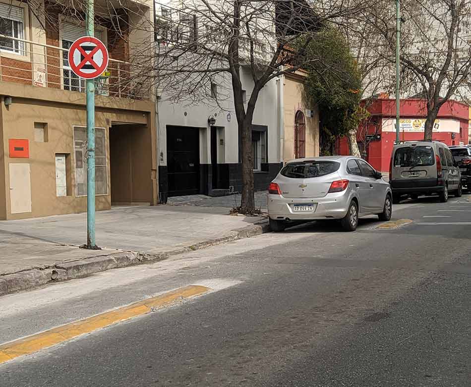 2. Los reclamos eran por la reduccion del espacio para estacionar y el transito de transporte publico por la calle Carlos A. Lopez. – credito Cristian Dominguez Cristian Dominguez