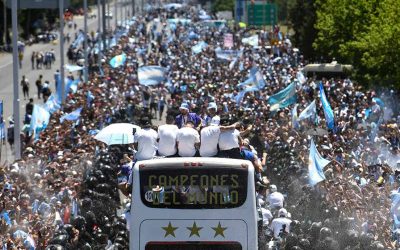 Scaloneta al cielo: la Selección sobrevoló Buenos Aires para festejar junto al pueblo