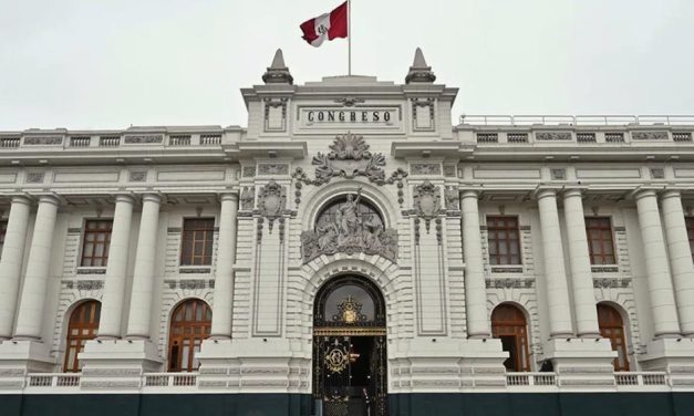 El Parlamento de Perú rechazó adelantar las elecciones presidenciales