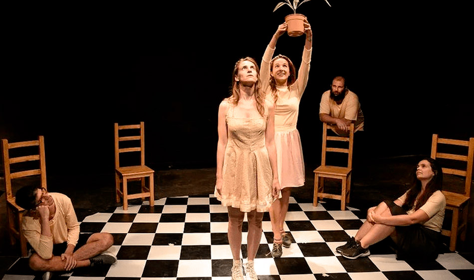 3. El espectáculo cuenta con la dirección de Nicolás Salischiker y un elenco compuesto por 5 actores que ponen su voz y cuerpo a 20 personajes. Crédito @lapapa.teatro Cristian Dominguez