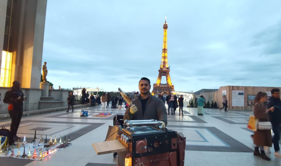 “El chipero de París”: el joven cineasta argentino que trabajó con Spielberg y Tarantino