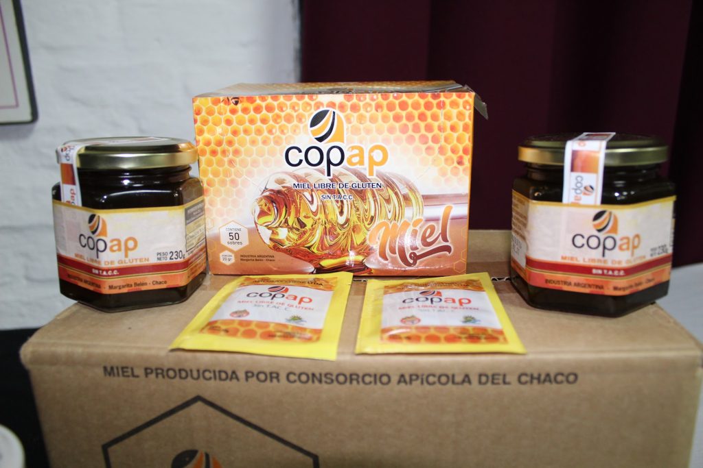 Foto 2 Productos de la cooperativa entre ellos miel organica tradicional y libre de gluten en distintos envases. Creditos Comunicacion INTA. Bruno Zamparo