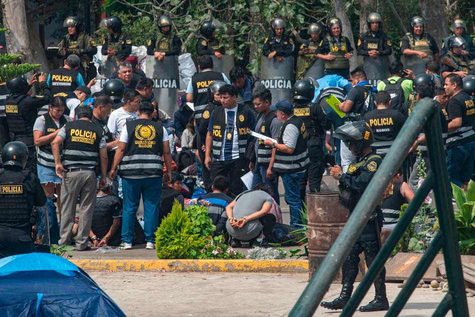 Perú: Represión a estudiantes universitarios 1