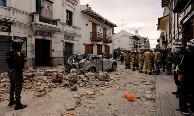 Un terremoto en Ecuador dejó 13 muertes y varies herides