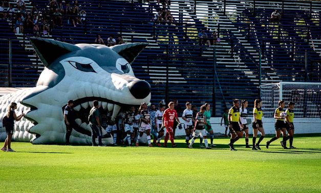 Jugar en los estadios, una manera de visibilizar el fútbol femenino