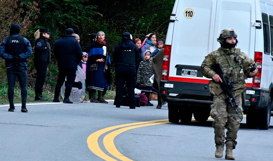 En total 4 mujeres mapuches y once niñes están cumpliendo un arresto domiciliario en Bariloche desde el 4 de octubre de 2022. Créditos: Rio Negro.