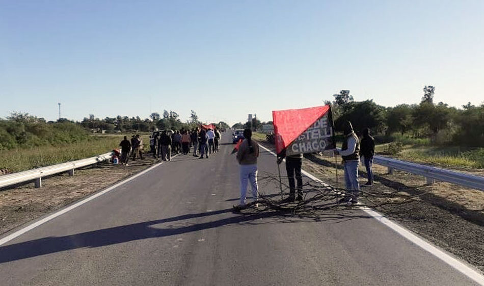 Foto 1 Pueblos originarios en la localidad de Castelli realizando un corte en la ruta. Imagen Ilustrativa