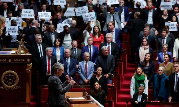 El pueblo francés responde a Macron tras la imposición de la reforma jubilatoria 