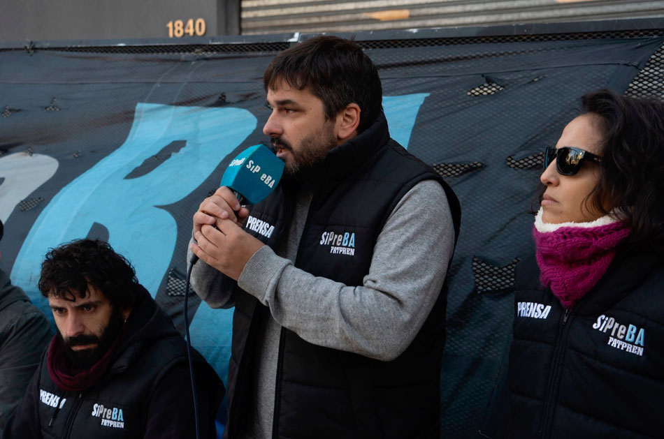 Con radio abierta y “camarazo”, trabajadores de prensa exigen la reincorporación definitiva de les despedides de Clarín 2 Clarín