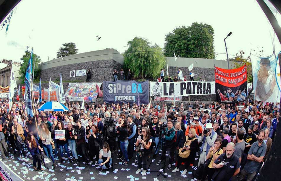 Con radio abierta y “camarazo”, trabajadores de prensa exigen la reincorporación definitiva de les despedides de Clarín 3 Clarín