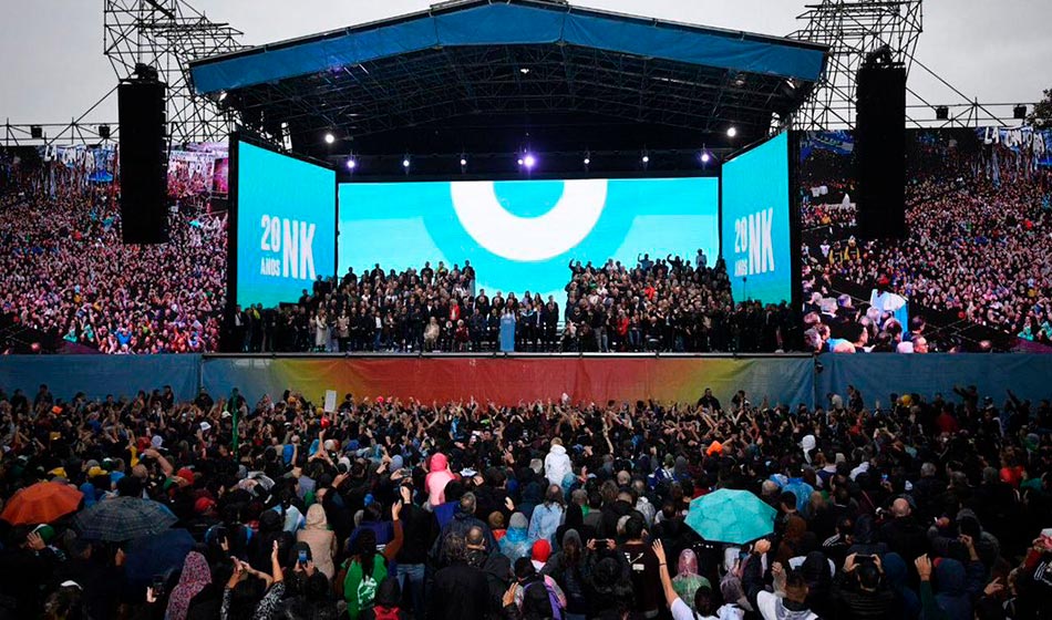 Cristina Kirchner encabezó un acto en Plaza de Mayo