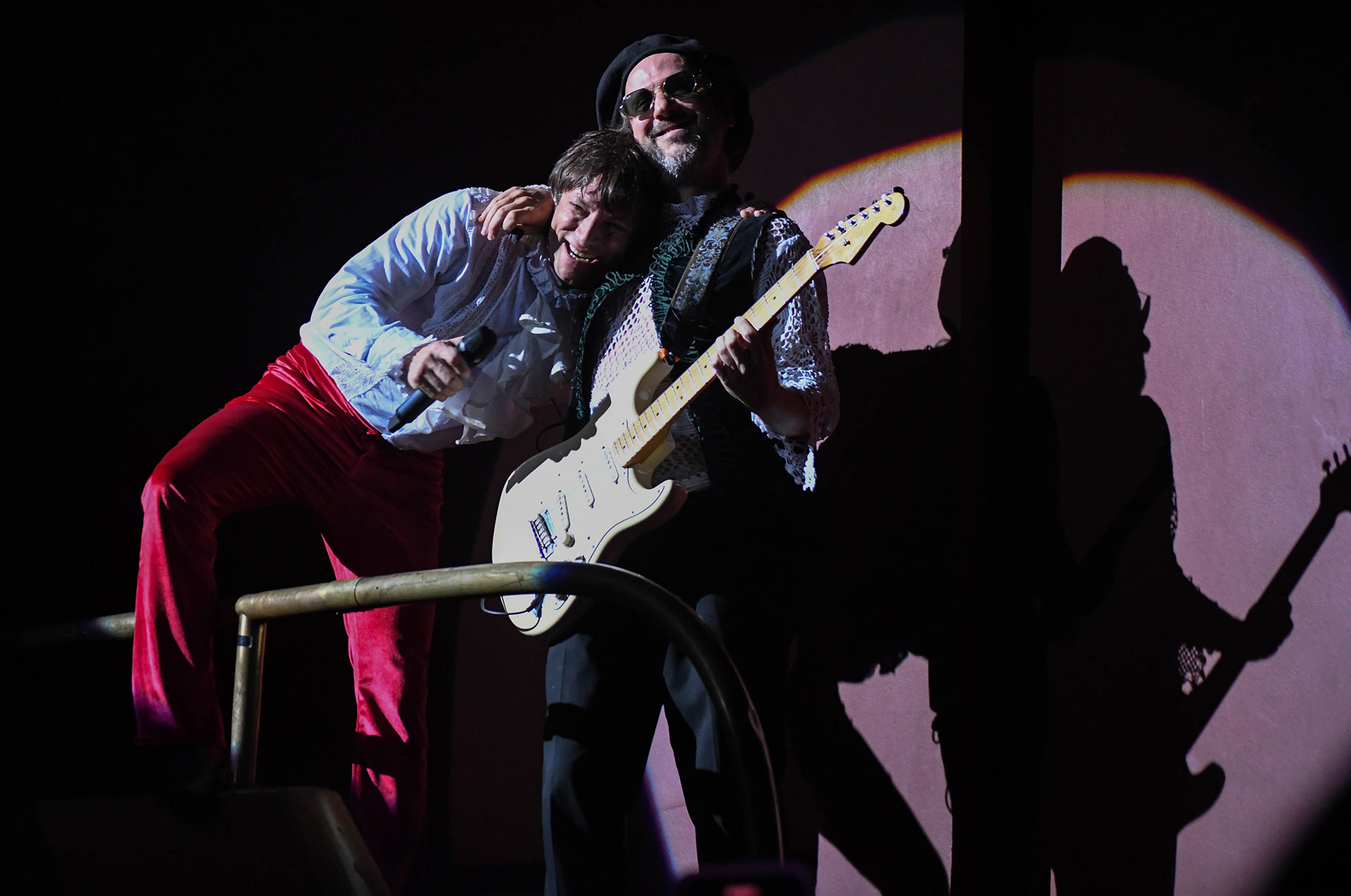 Con Joaquín Levinton como partener, la banda porteña se presentó en el mítico Teatro Gran Rex dando muestra de los nuevos sonidos que conforman su sexto disco de estudio. Rock, nostalgia y muestras inagotables de talento, en una noche inolvidable.