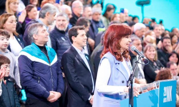 Sin hablar de candidates, Cristina Kirchner encabezó un acto en Plaza de Mayo