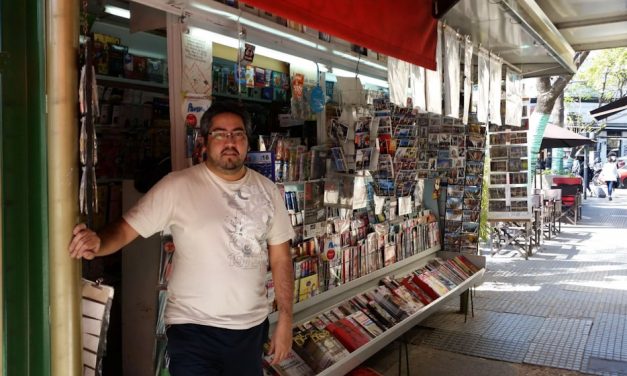 Conflicto en Plaza Cortázar: el desalojo de un histórico puesto de diarios pone al Código Urbanístico en la mira