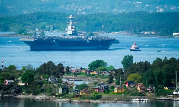 El buque bélico más grande del mundo arriba a Oslo y aumenta las tensiones con Rusia
