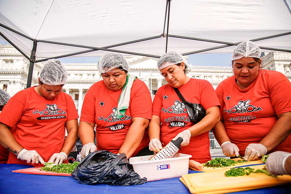 2 Hacerle frente al hambre Proyecto salarial para las cocineras comunitarias La Poderosa