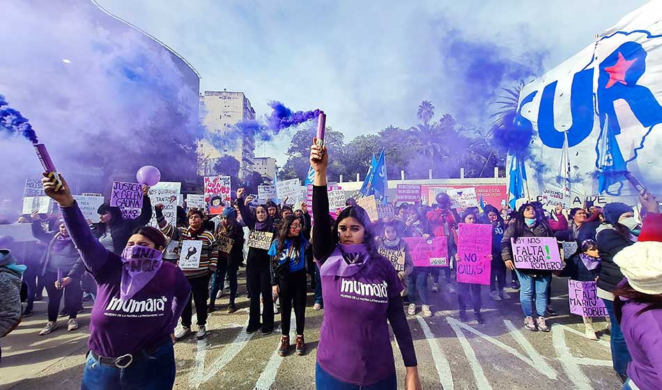 Destacada La organización Sur y MuMaLa unidas con los brazos en alto luchando por aquellas que no están pero siguen acompañando. Créditos Bruno Zamparo Bruno Zamparo