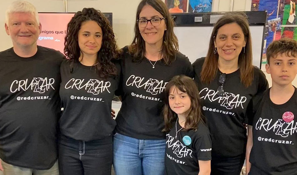 Red Cruzar comenzó por iniciativa de dos familias que entendieron que la contención y acompañamiento a niñes/adolescentes de padres con enfermedades crónicas en las escuelas es fundamental. Crédito: Red Cruzar