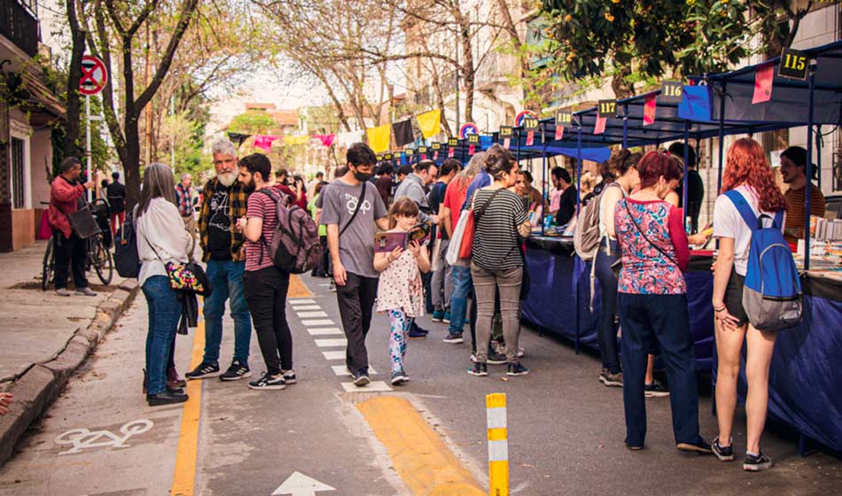 Las calles de Flores reciben una nueva edición de la Feria del Libro local 1