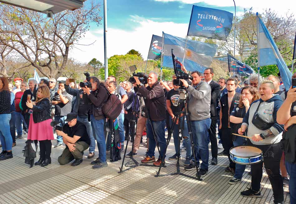 Asamblea y abrazo simbólico a la TV Pública en defensa del sistema estatal de medios 2